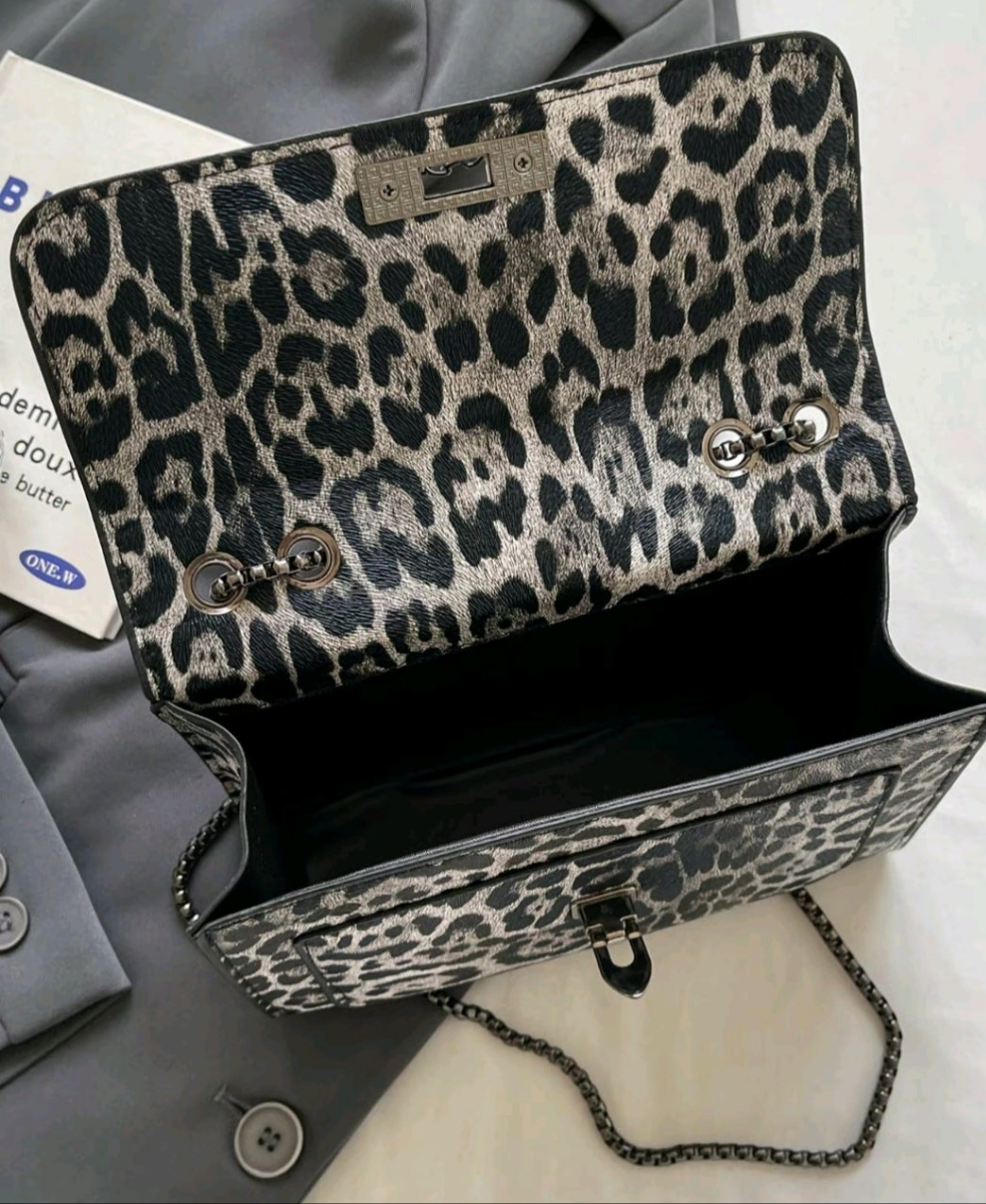 Leopard print PU leather purse.
Crossbody or shoulder