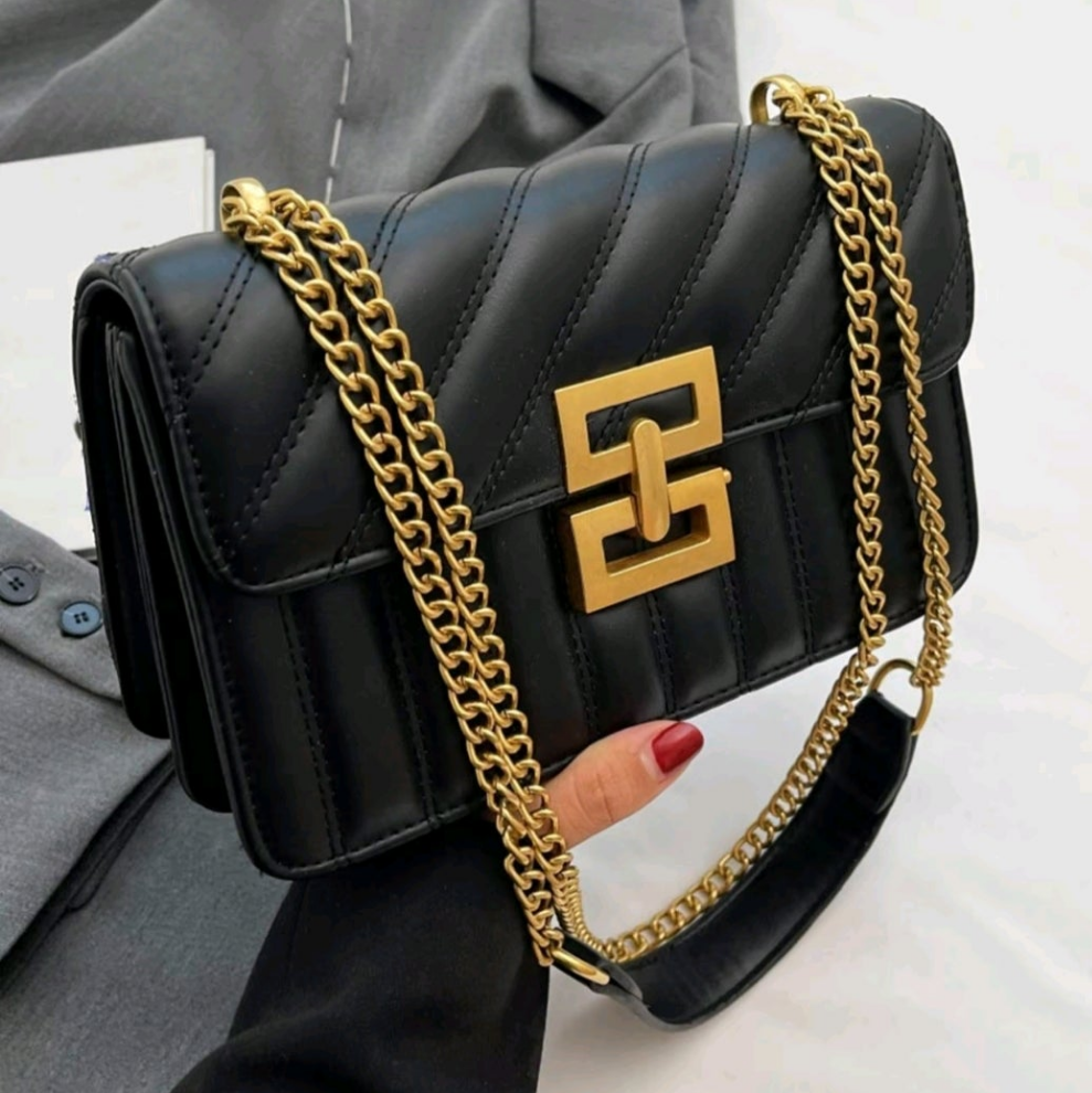 Elegant black.
Crossbody, purse, gold chains and gold clasp