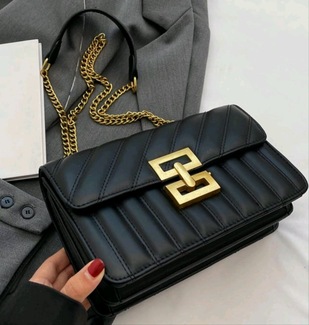 Elegant black.
Crossbody, purse, gold chains and gold clasp
