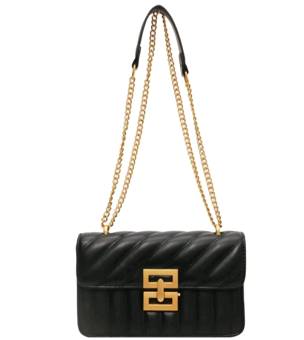 Elegant black.
Crossbody, purse, gold chains and gold clasp