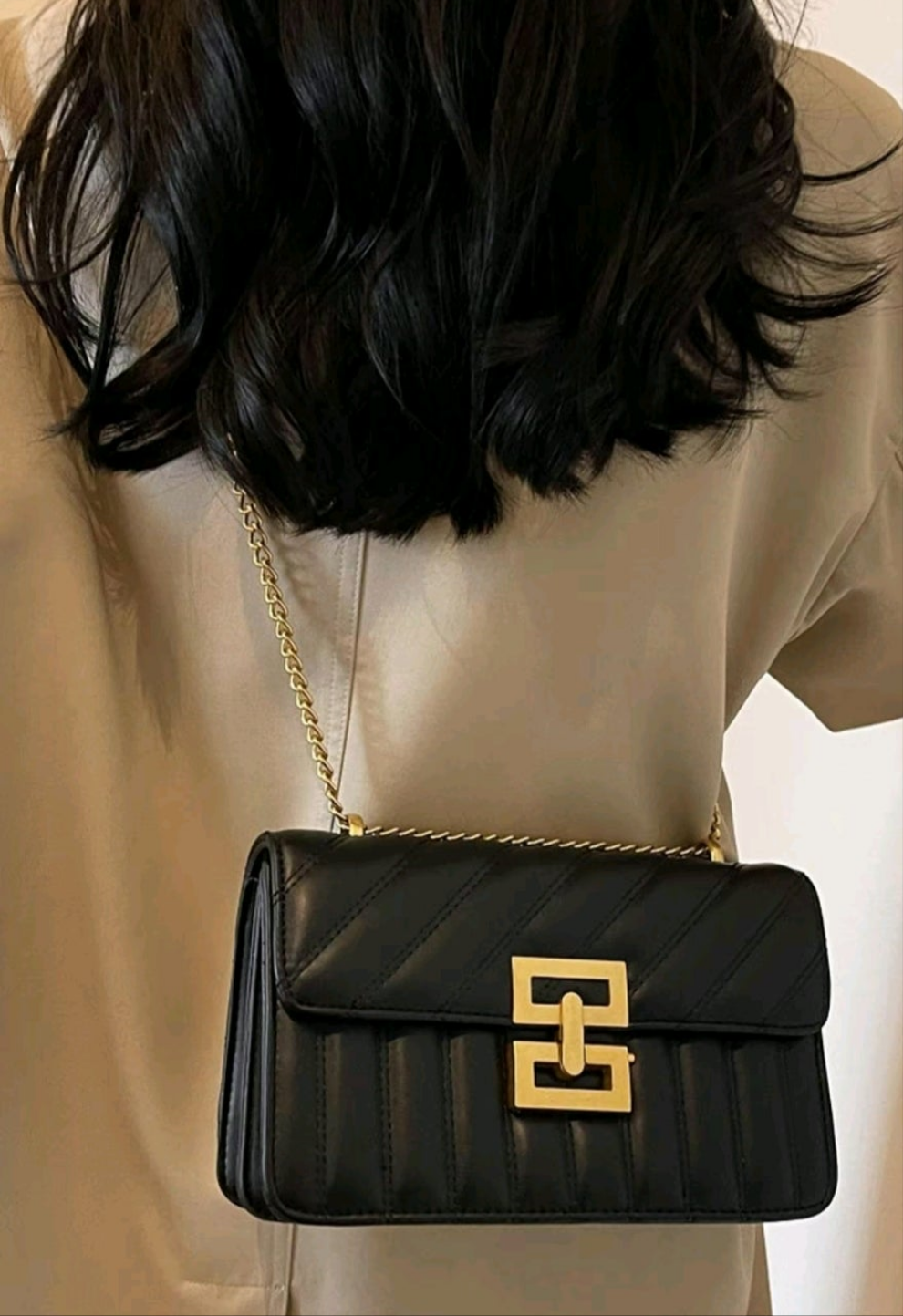 Elegant black.
Crossbody, purse, gold chains and gold clasp