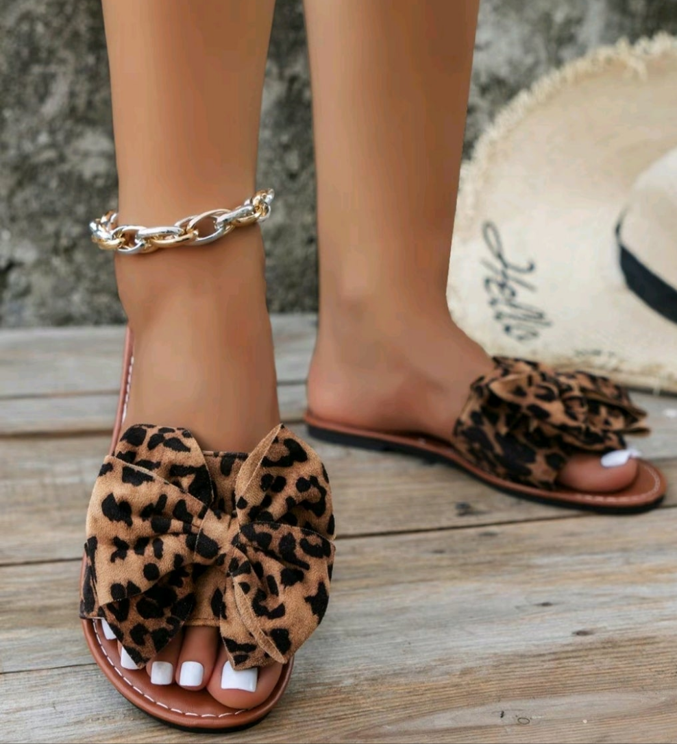Leopard print sandal with bowknots