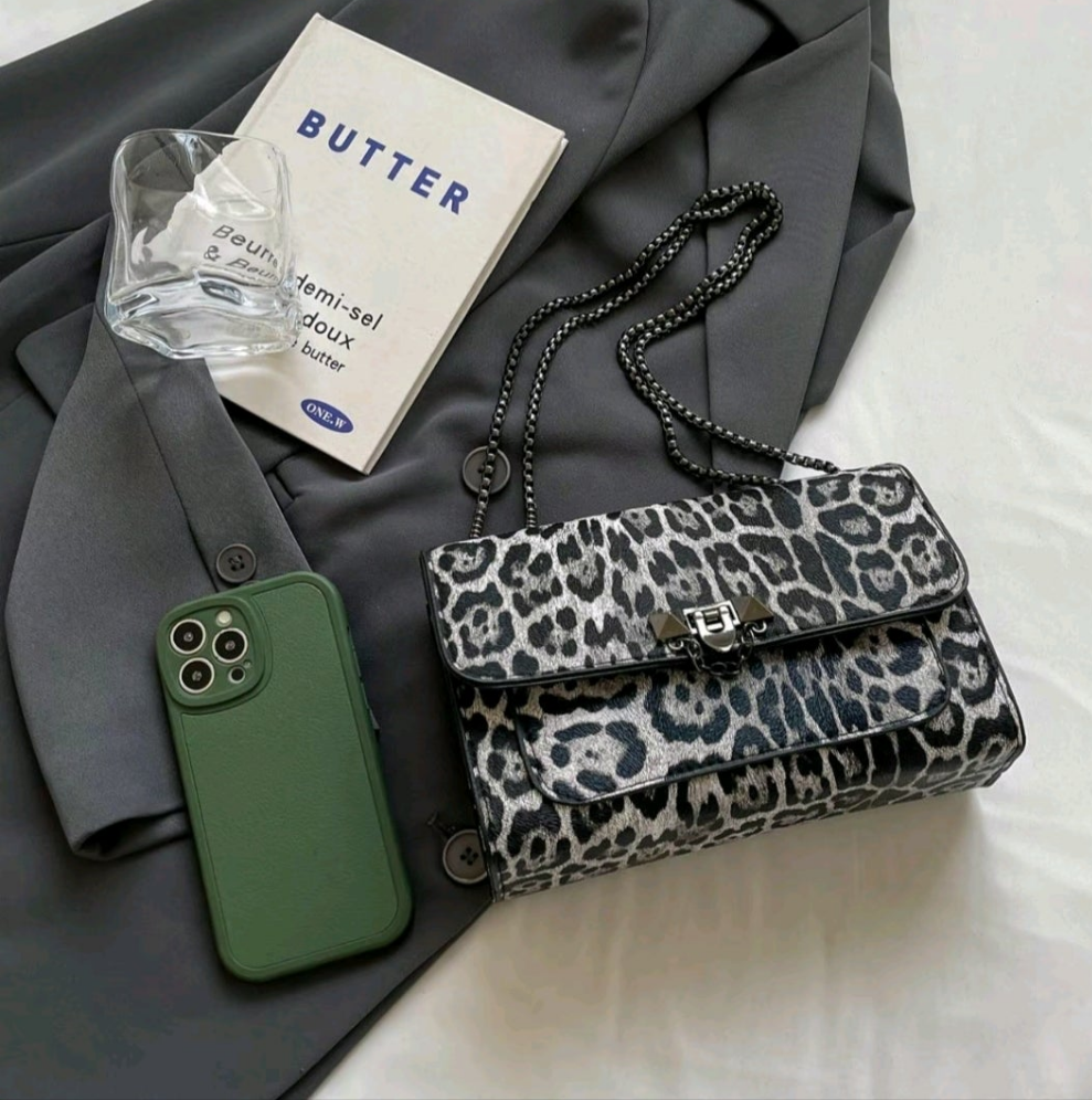 Leopard print PU leather purse.
Crossbody or shoulder