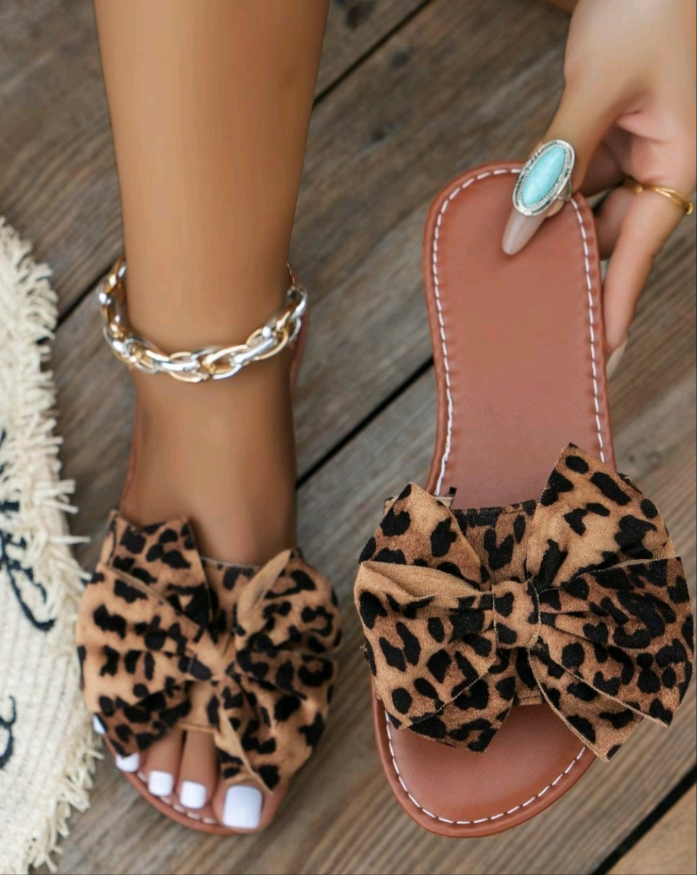 Leopard print sandal with bowknots