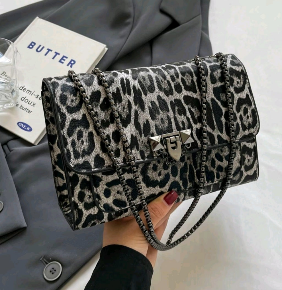 Leopard print PU leather purse.
Crossbody or shoulder