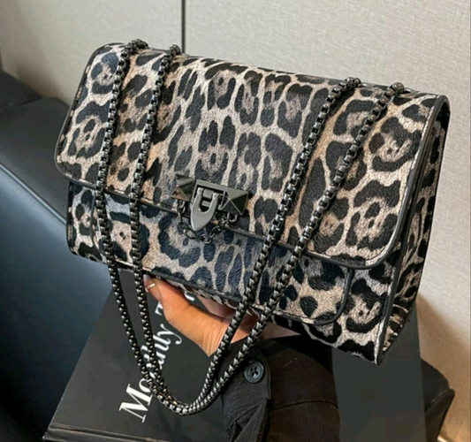 Leopard print PU leather purse.
Crossbody or shoulder