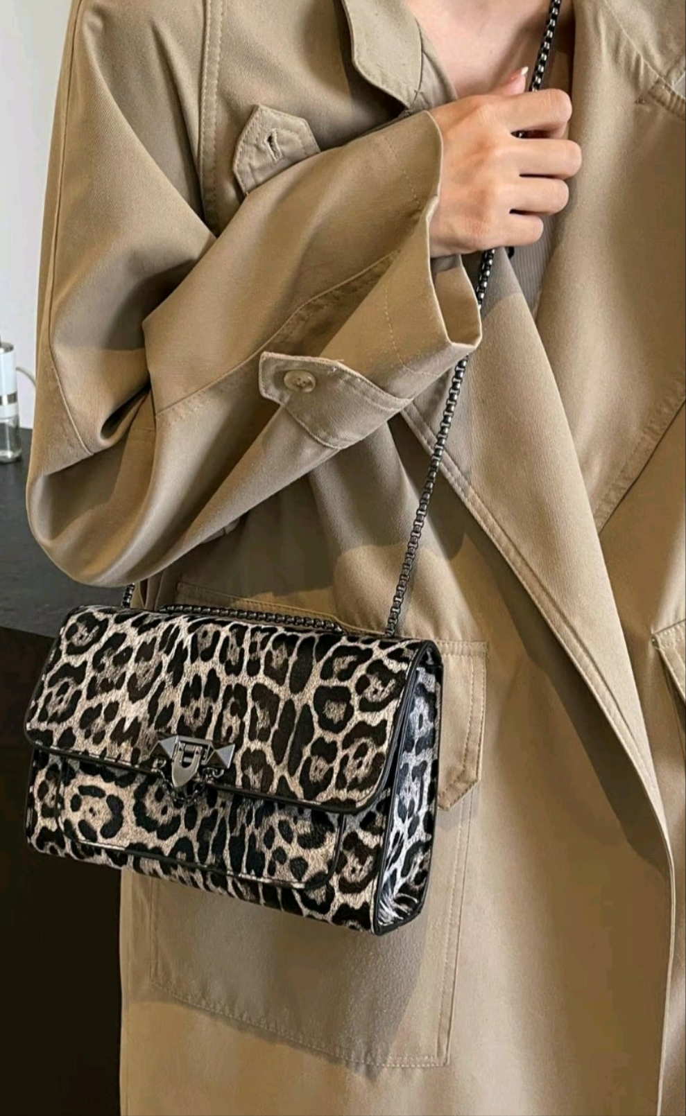 Leopard print PU leather purse.
Crossbody or shoulder